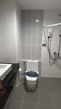 Ceci était la deuxième chambre qui m’ont changé et m’ont chargé un supplément pour être dans une chambre qui était plus acceptable… remarque pas de rideau de douche