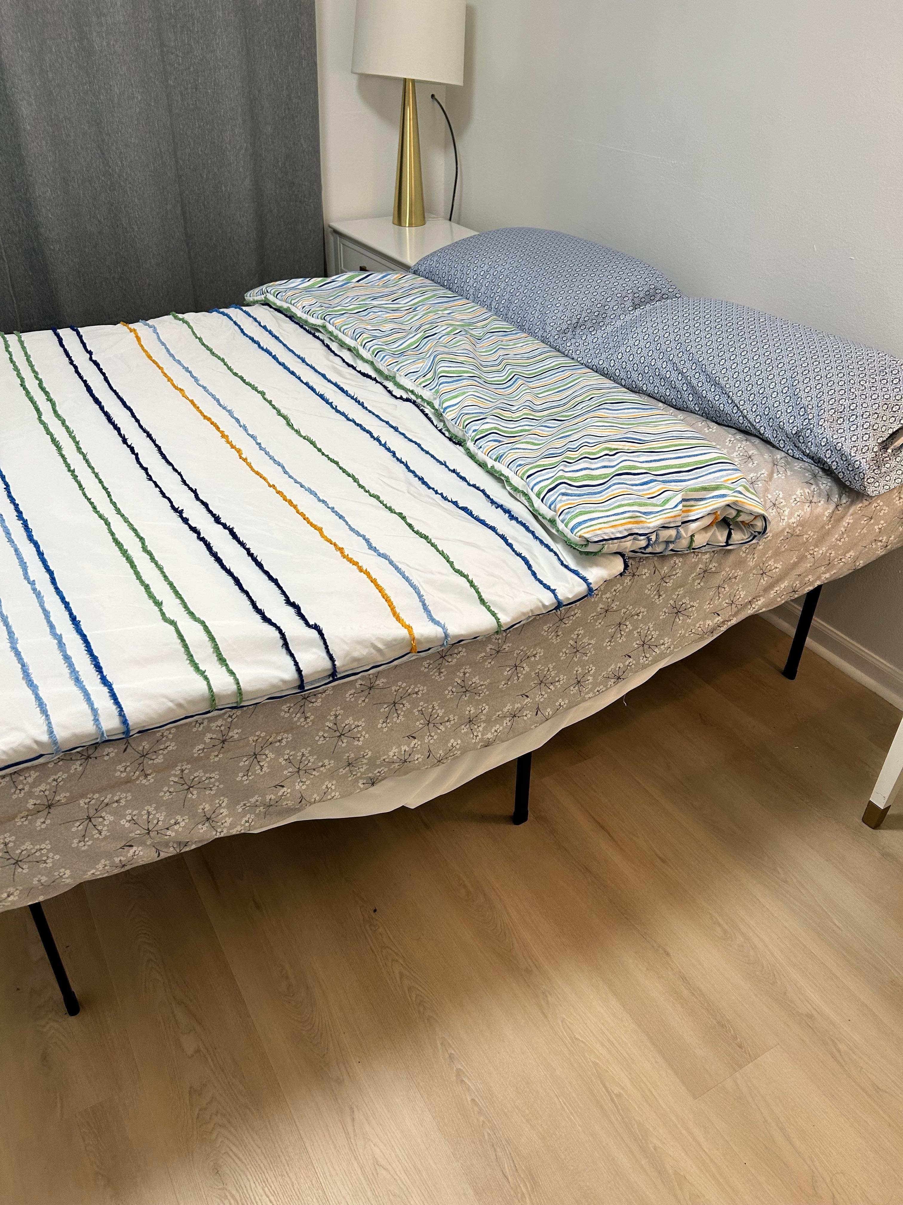 Queen bed, fitted sheet only and twin comforter