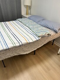 Queen bed, fitted sheet only and twin comforter