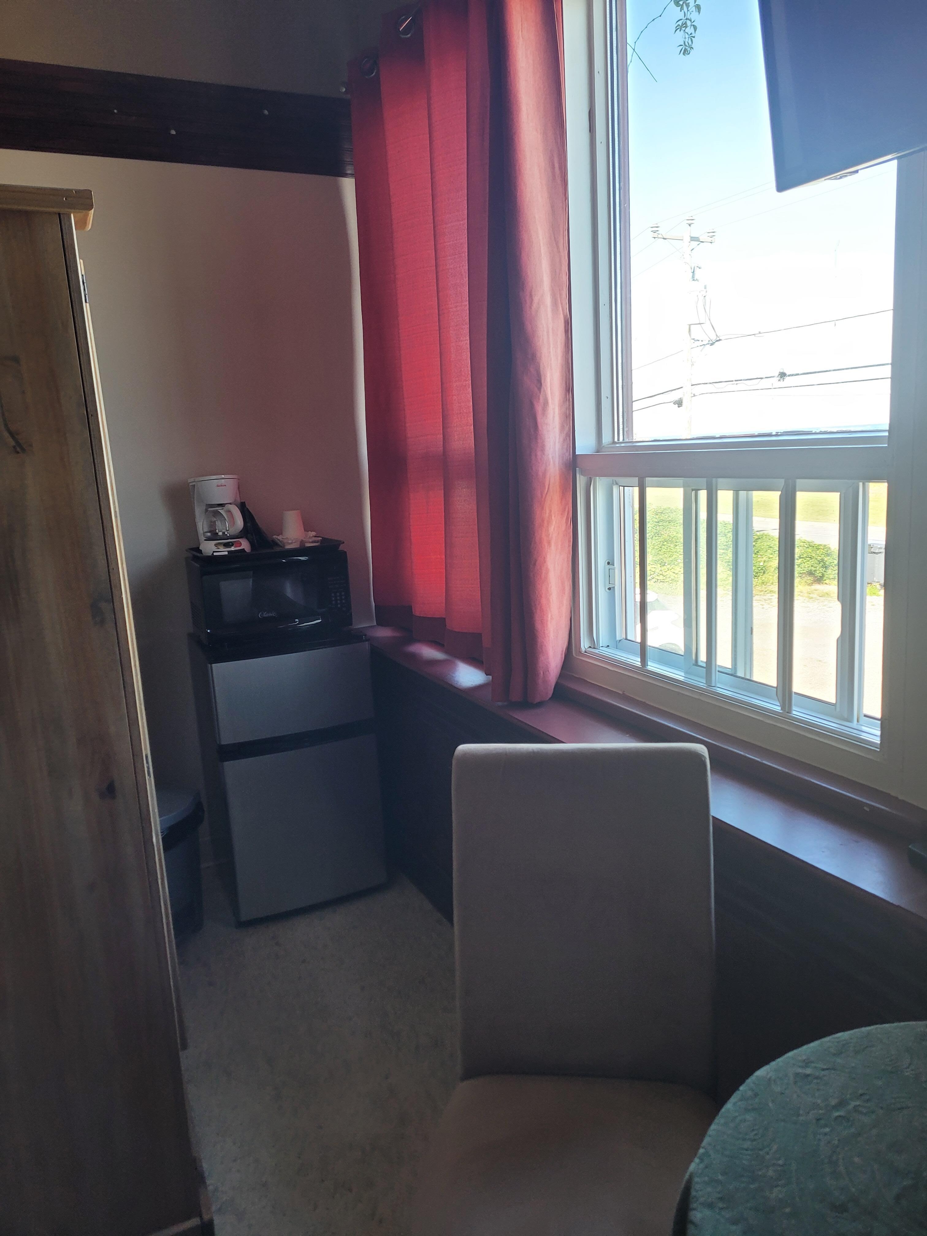 Had a coffee machine, microwave, fridge and answer air-conditioning unit. 