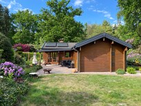 Das ist das Haus mit einem Teil des Grundstücks.