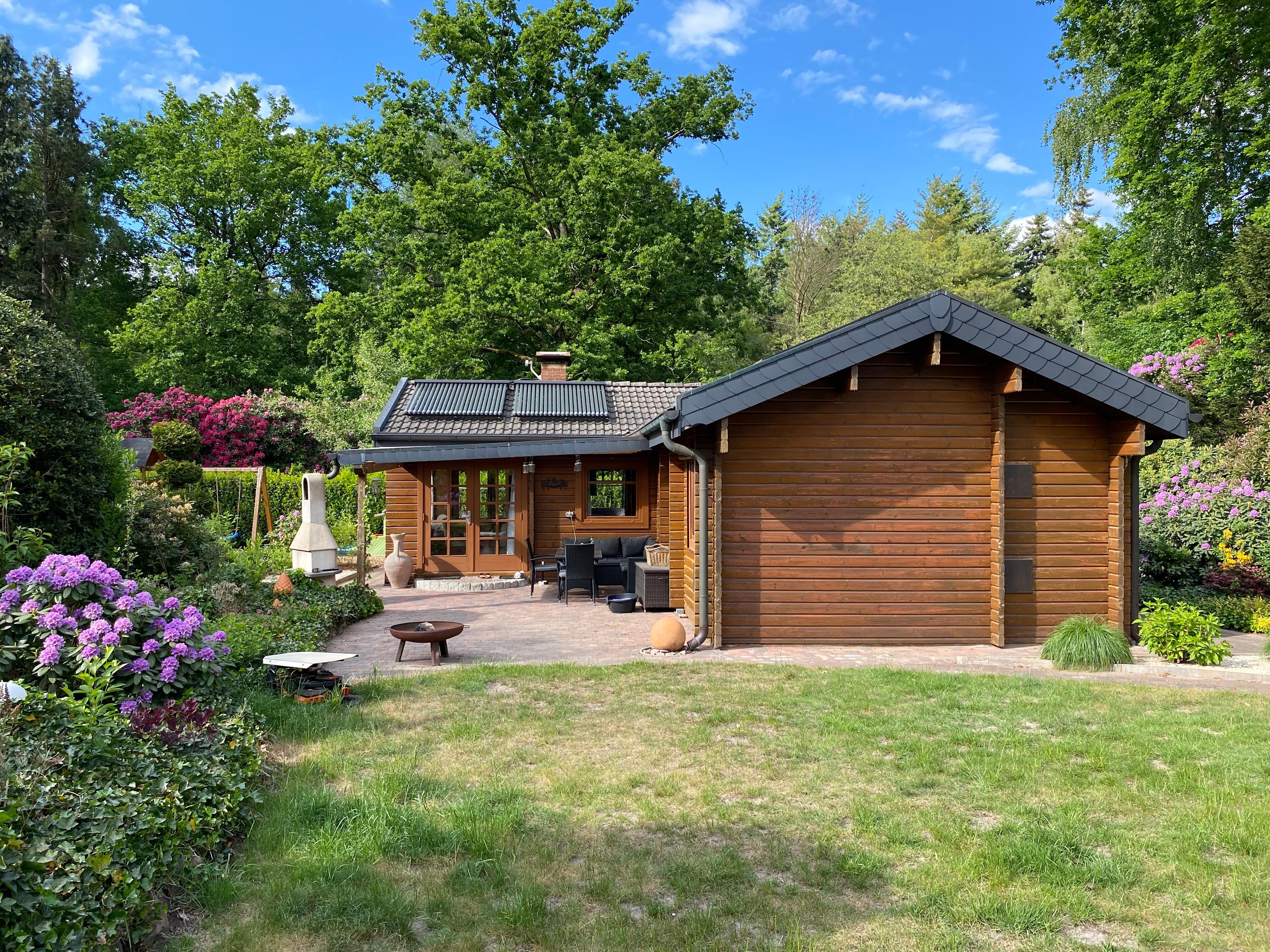 Das ist das Haus mit einem Teil des Grundstücks. 