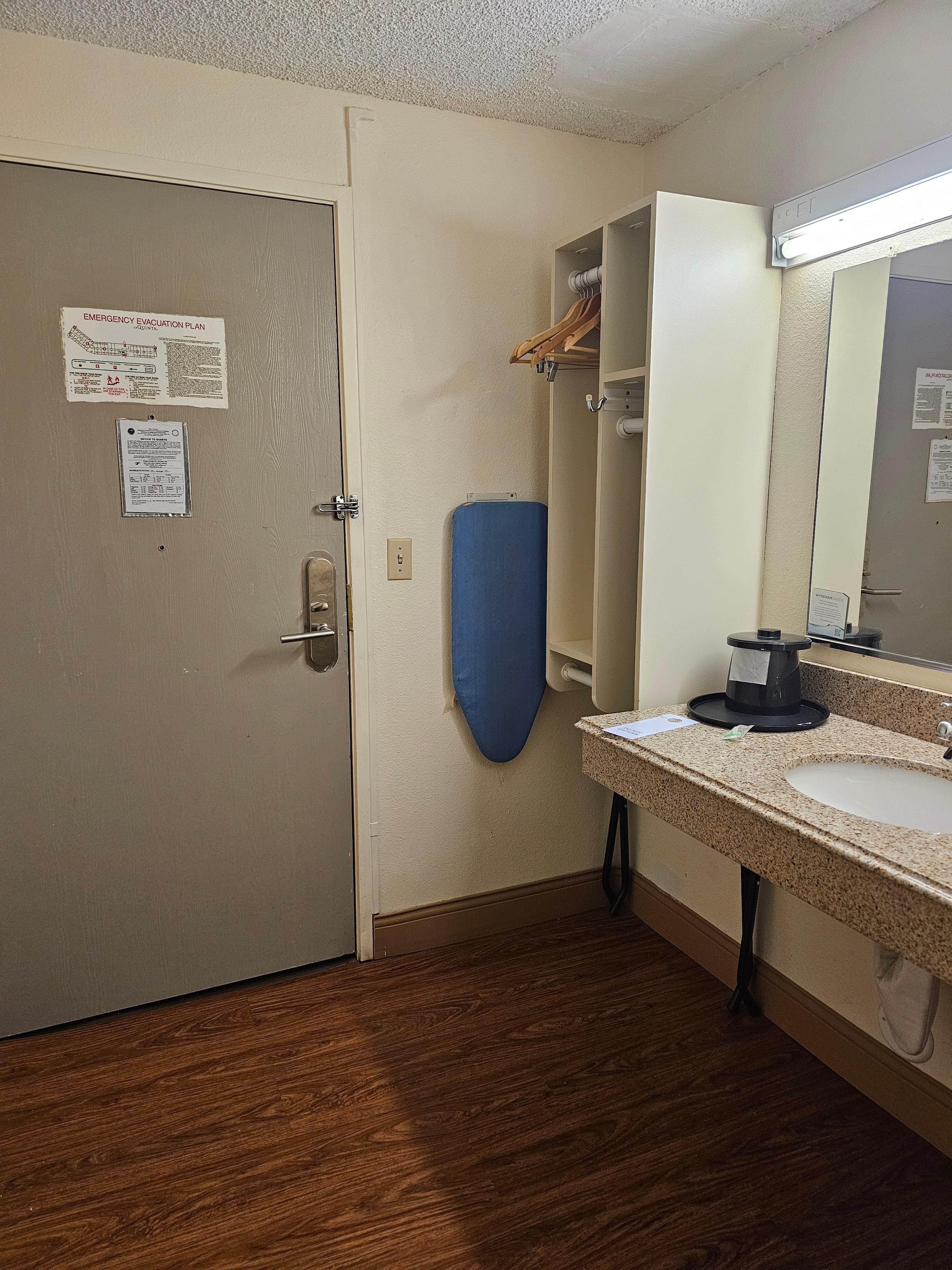 El lavamanos en la.puerta de entrada del cuarto.