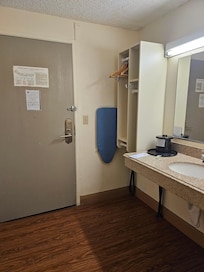 El lavamanos en la.puerta de entrada del cuarto.