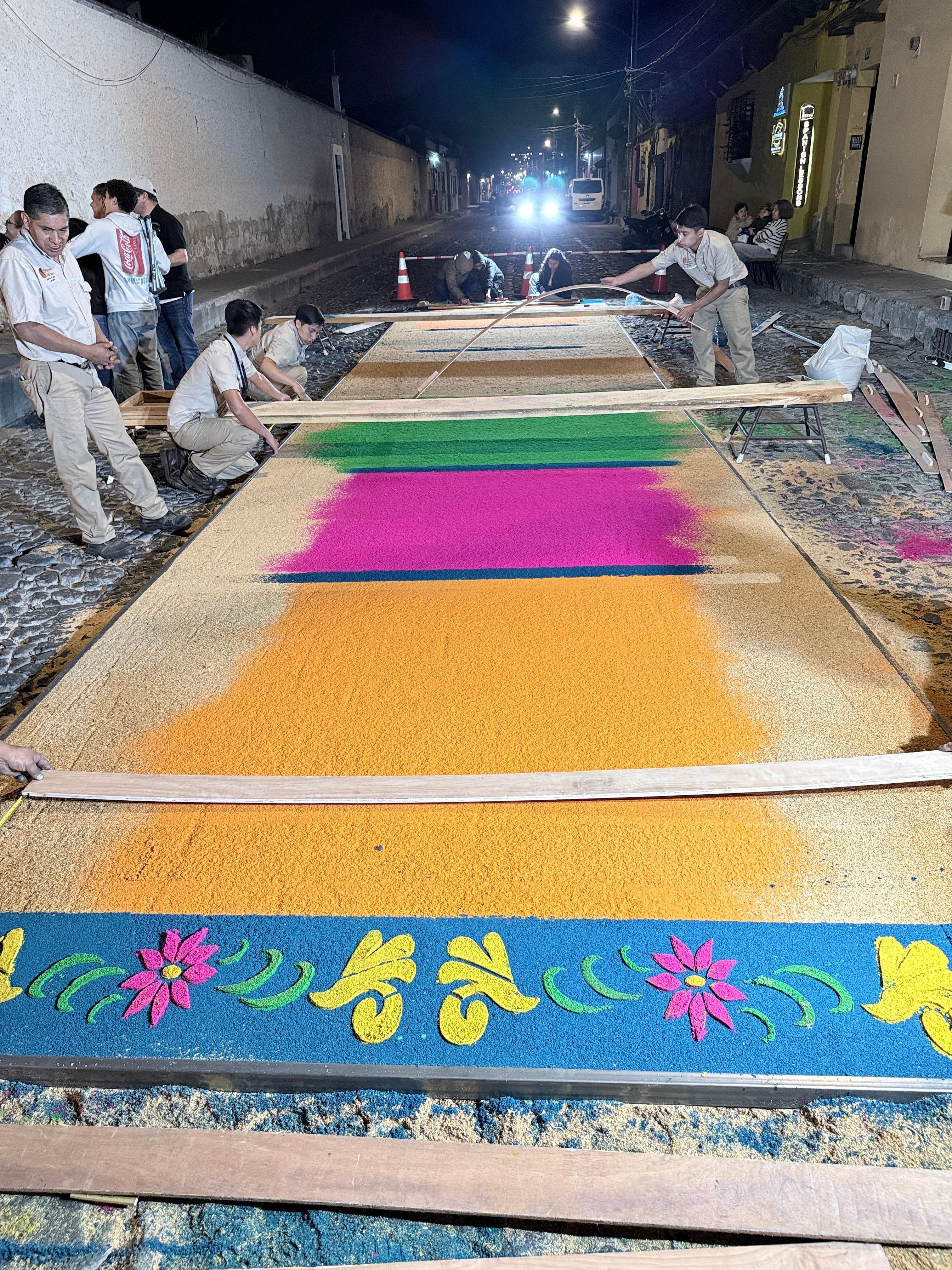 Making a artesanal carpet for the procession 