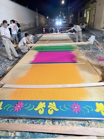 Making a artesanal carpet for the procession