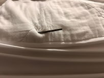 Barre en fer qui sort du lit