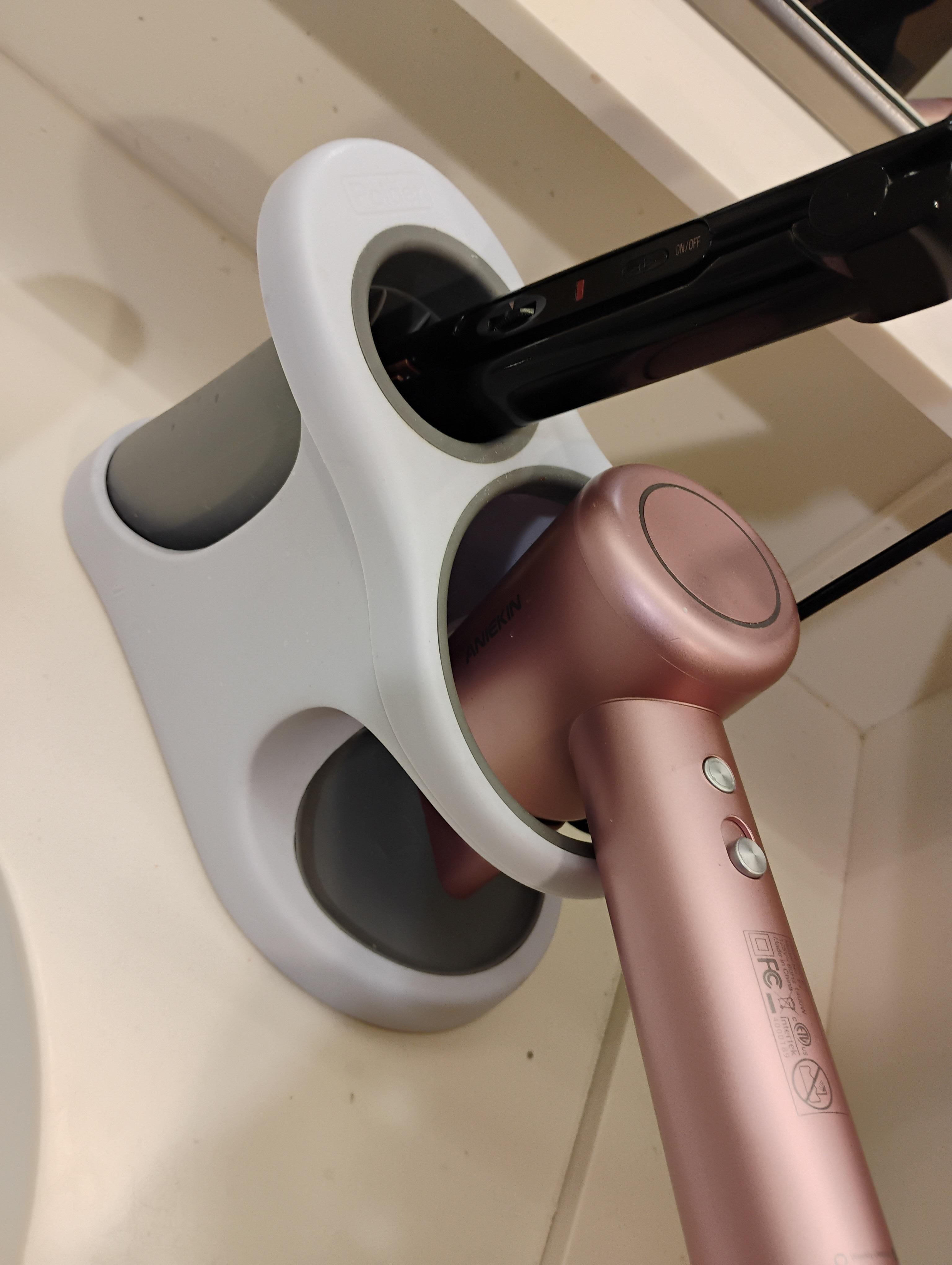 A secured women's area was comfortable. The nice and roomy vanity was my favorite, which includes a ceramic flat iron, too. A******