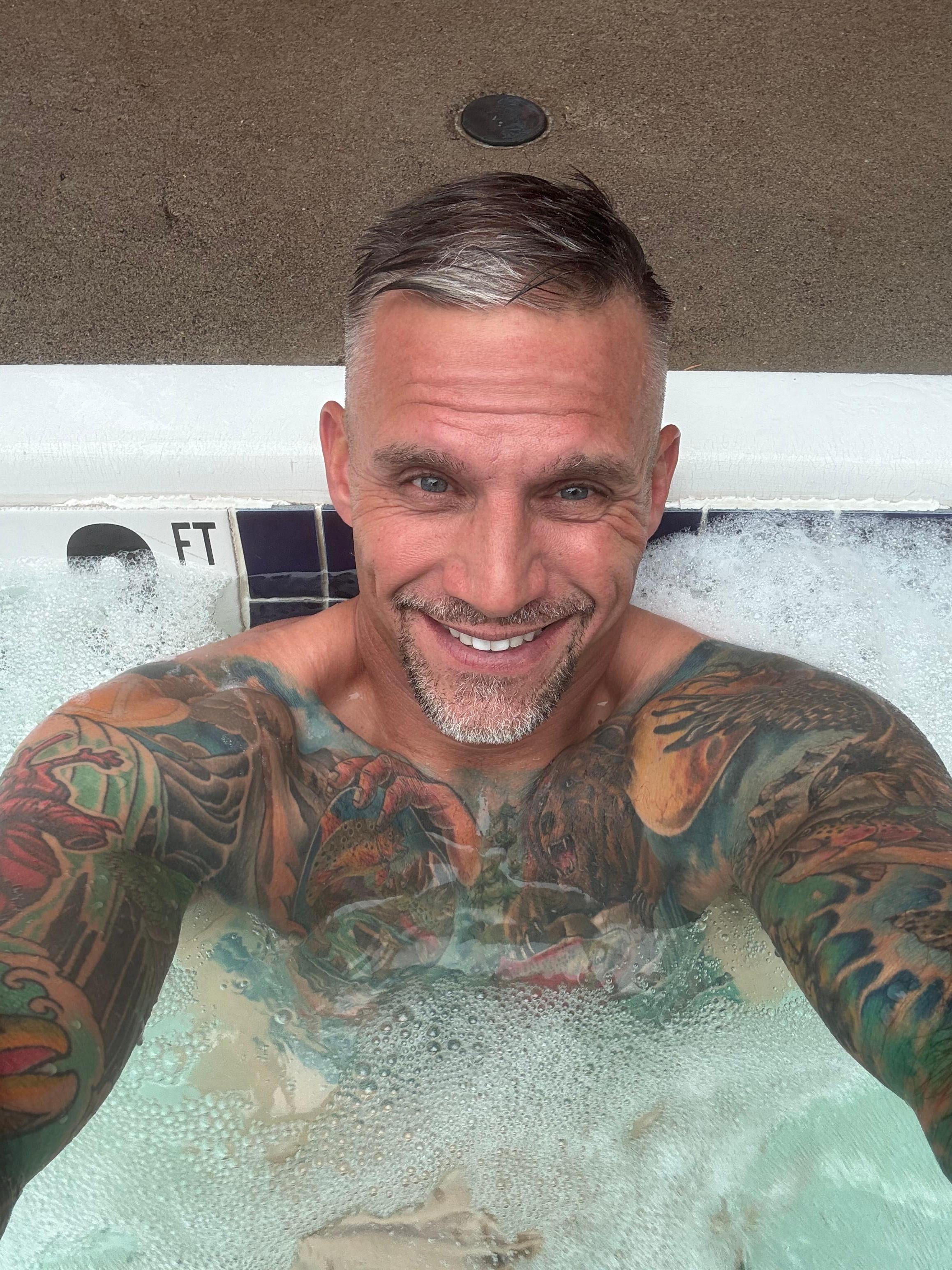 Outdoor spa and sauna are clean and the gym is convenient. 