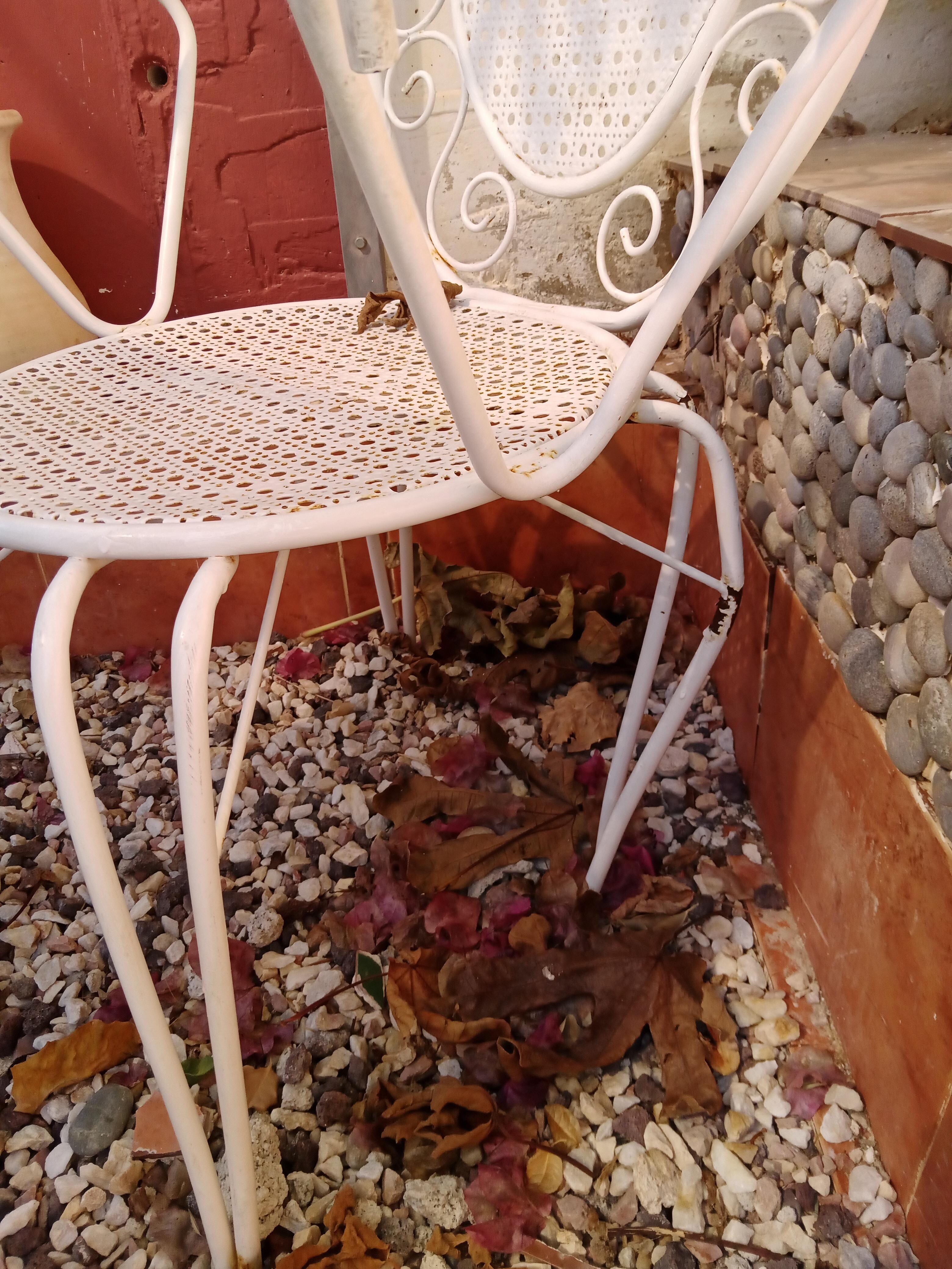 Zerbrochener Gartenstuhl