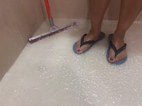 Bano con agua empozada.