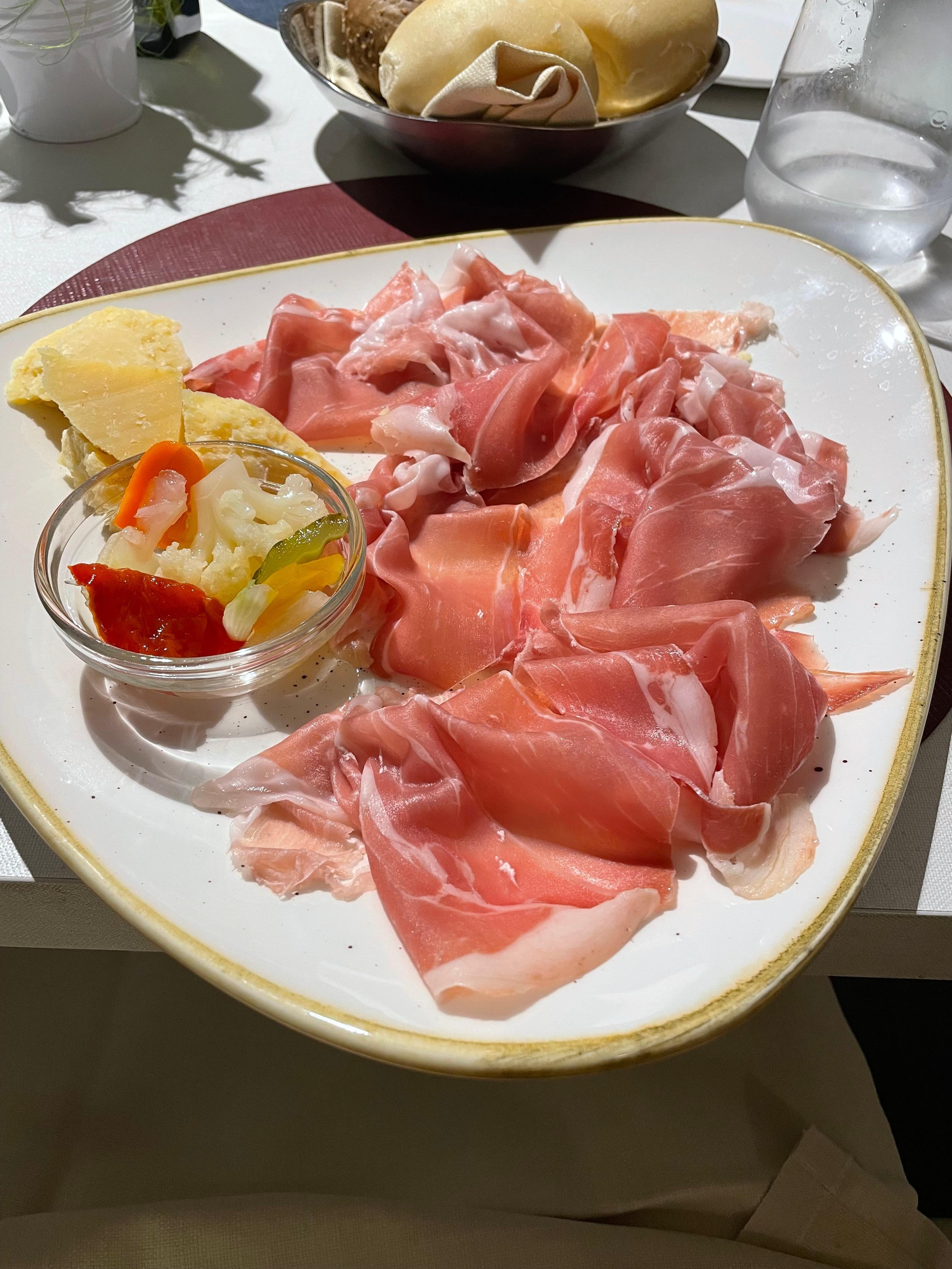 前菜のパルマハムとパルミジャーノ
