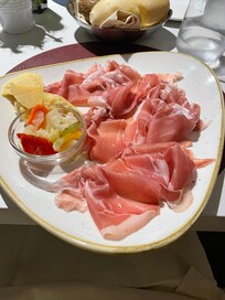 前菜のパルマハムとパルミジャーノ