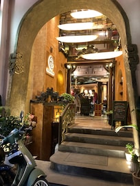 Entrance down a busy but quiet laneway