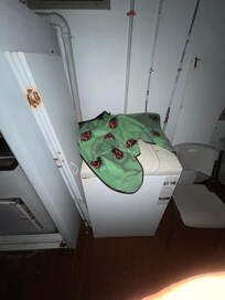 Ancienne machine à laver laissé en l’état plein de poussière