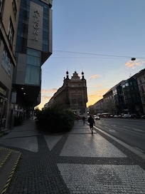 Alles beim Hotel zu Fuß perfekt erreichbar.
Parkplätze sind ein Glücksspiel.