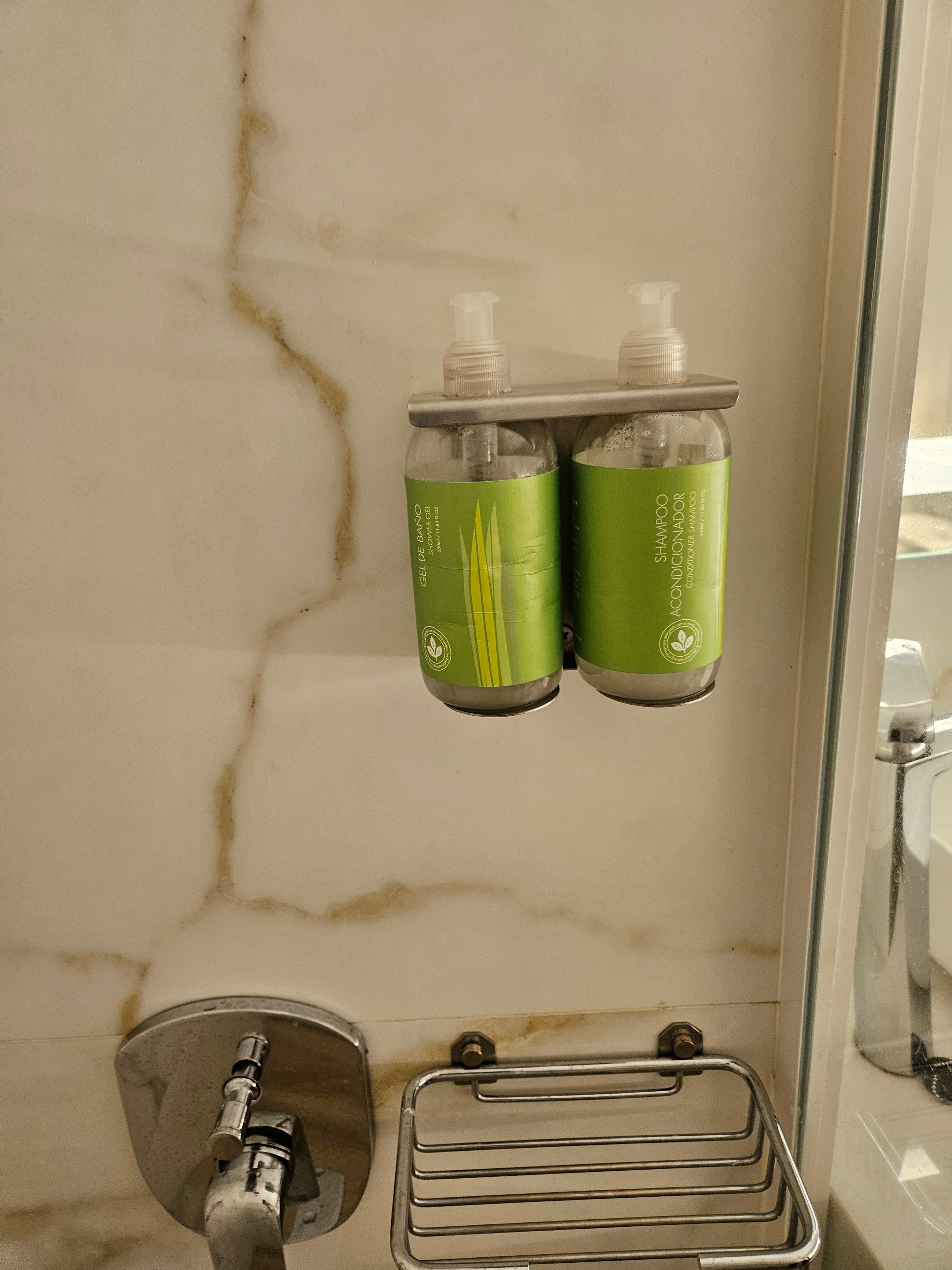 Jabón y shampoo acondicionador hidratante, imposible de acceder.