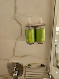 Jabón y shampoo acondicionador hidratante, imposible de acceder.