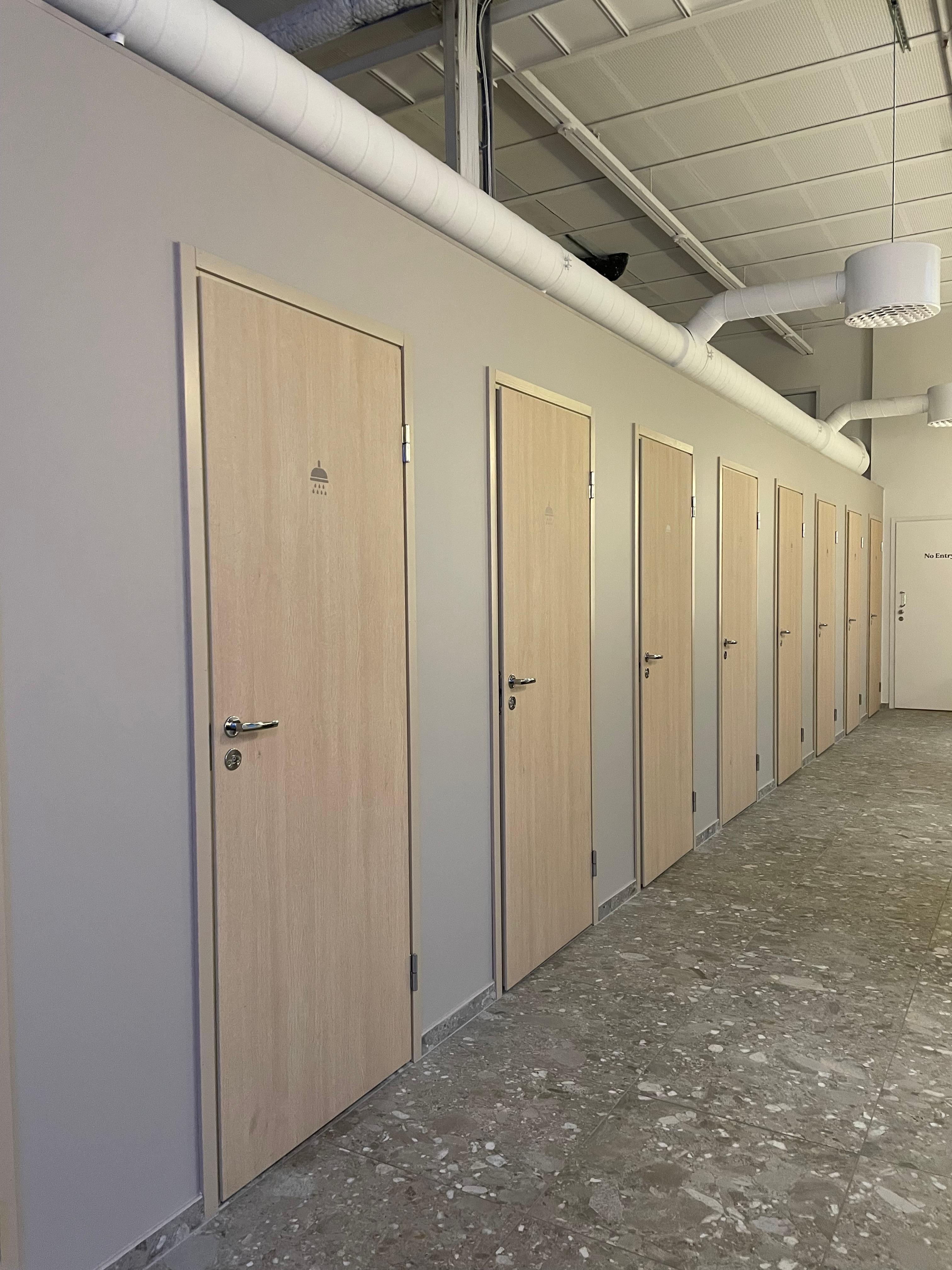 Suihkutilat, joissa jokaiselle oli oma lukittava tila.