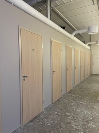 Suihkutilat, joissa jokaiselle oli oma lukittava tila.