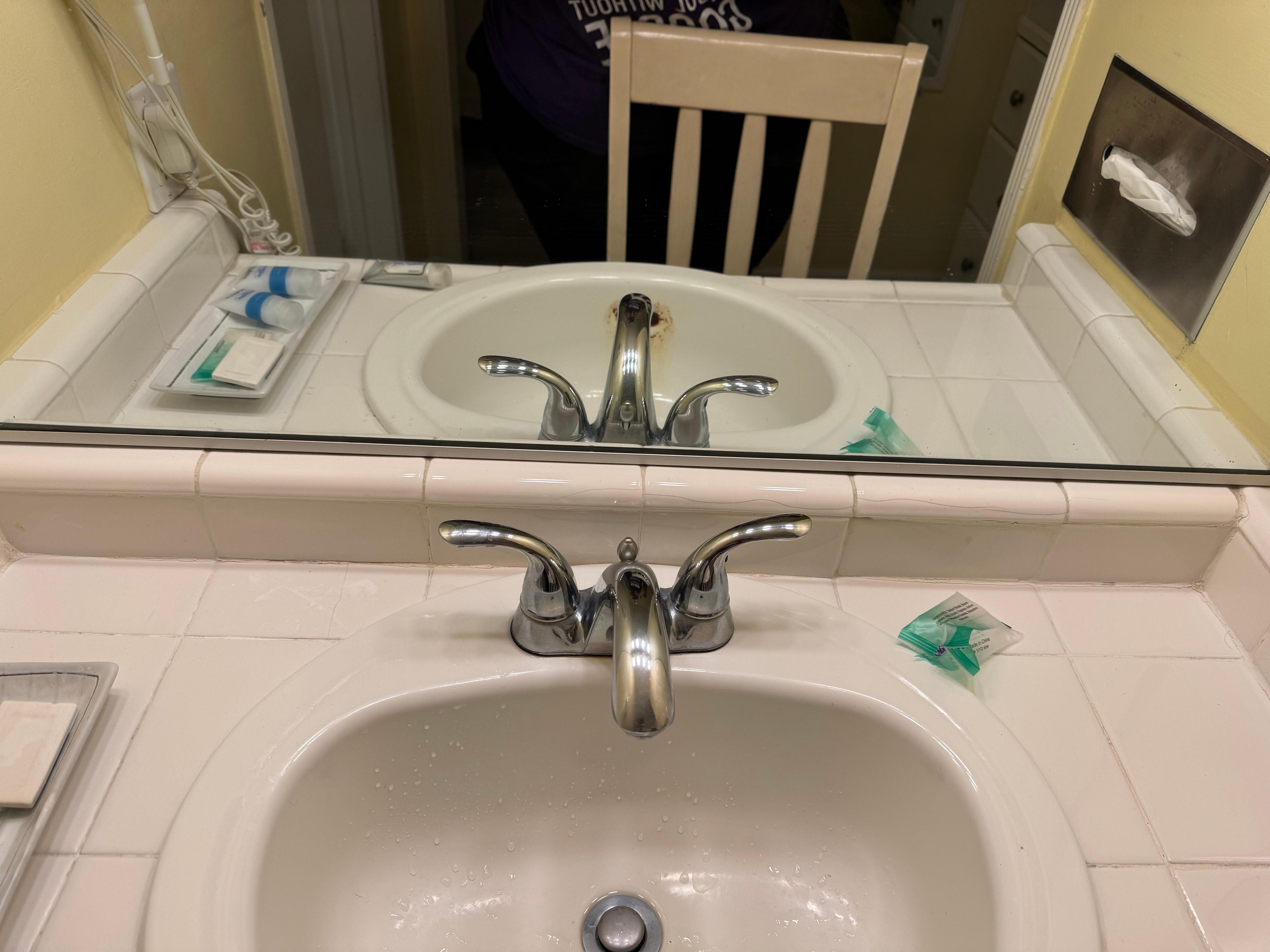 See in the mirror how gross the sink is