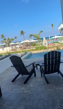 Our swim-up pool in the room