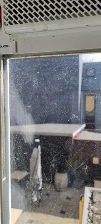 Fenster dreckig, Spinnweben und schließt nicht