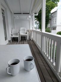 Großer, gut bestückter Balkon