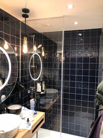 Open shower room. Makes room humid and smells terrible