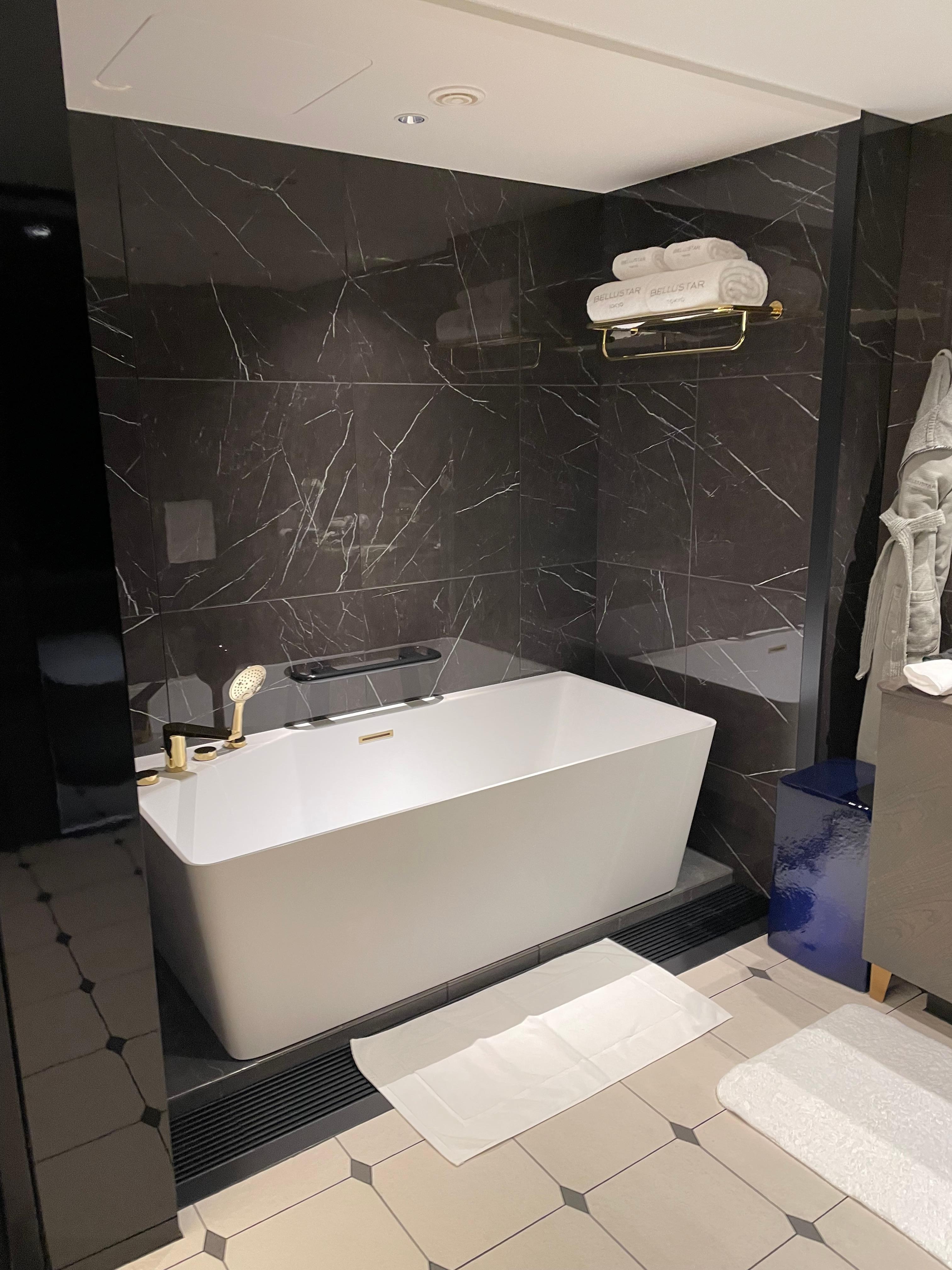 Free standing soaking tub