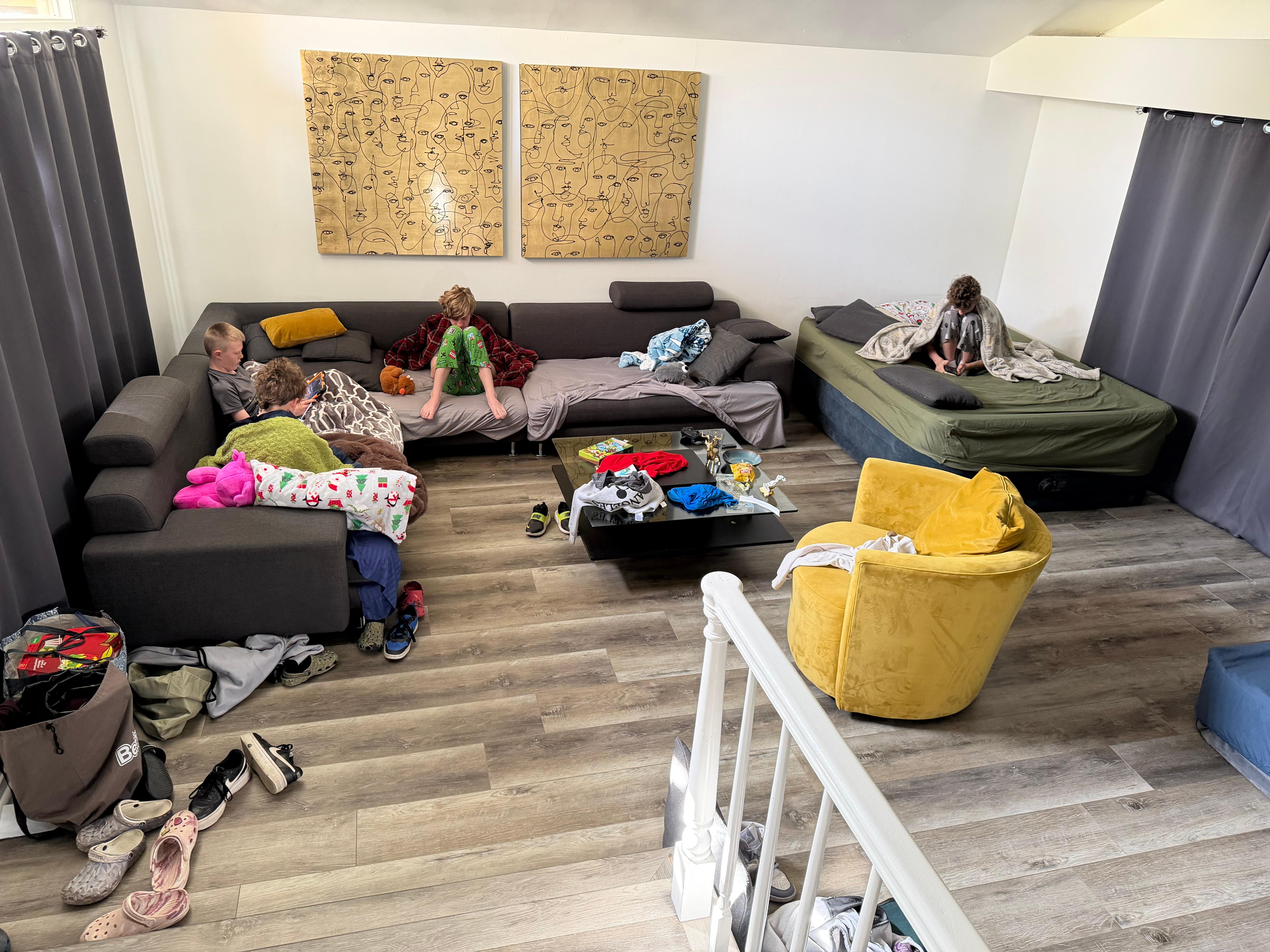 Large living room where the kids slept on the sofa and still fit 2 air mattresses in the corner of the room.