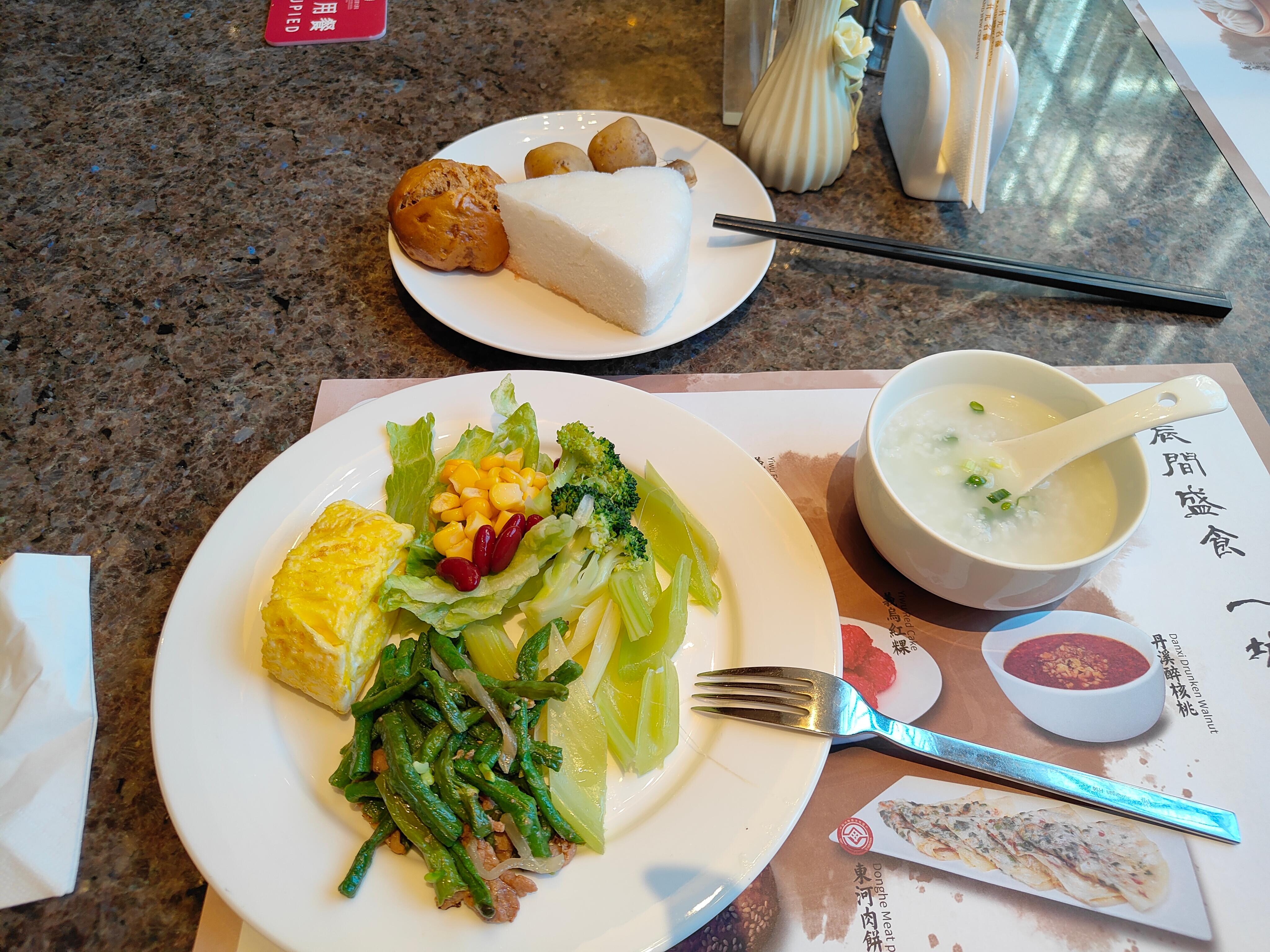 この日は卵焼きにセロリの温野菜、おかゆ、蒸した黒砂糖のパンはもちもちしていて美味しかったです