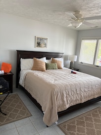 King size bed with choice of pillow thicknesses. The blankets were extremely soft. The decorations were lake appropriate, loved the pictures of herons.