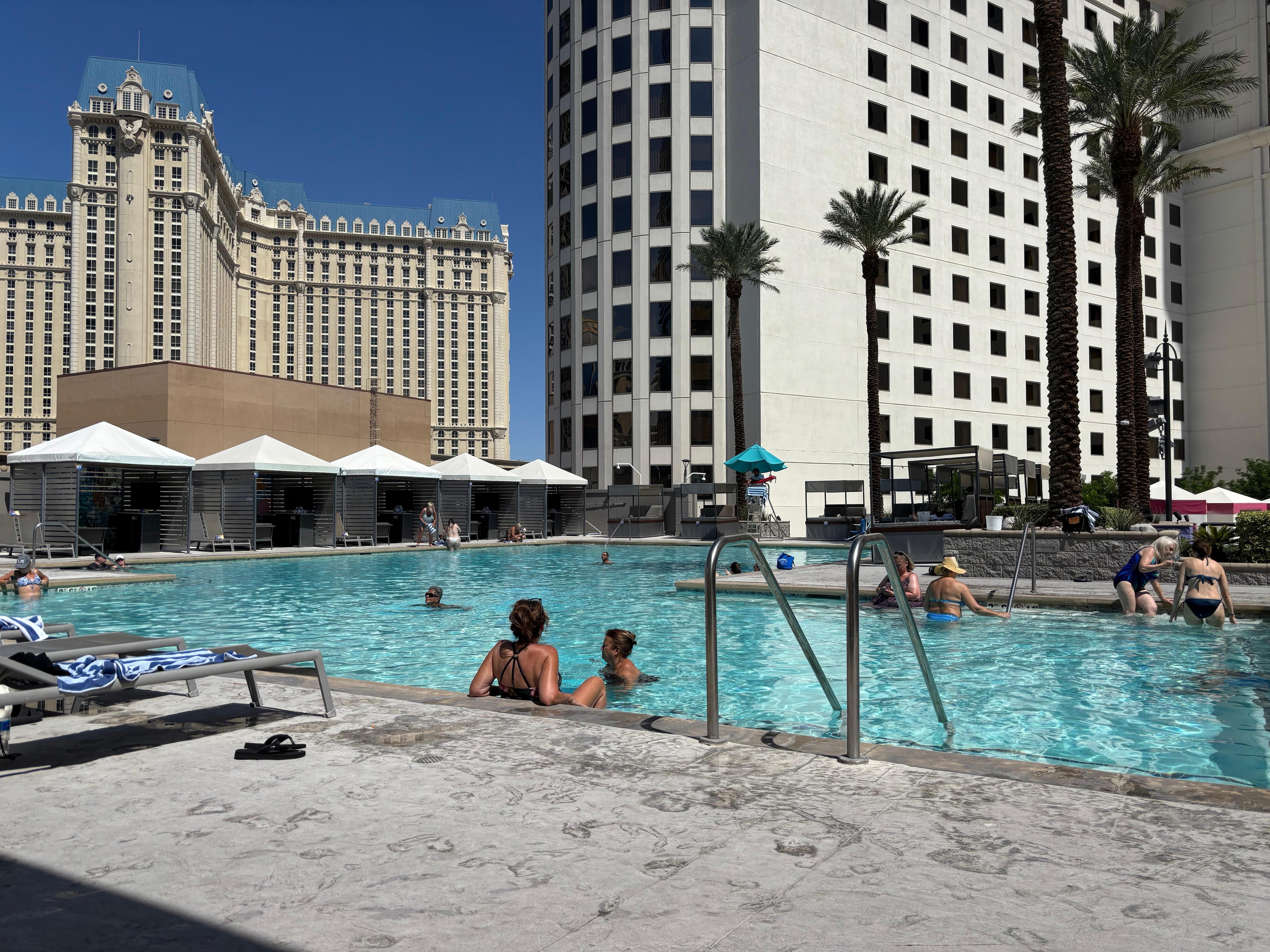 広々としたプールは最高