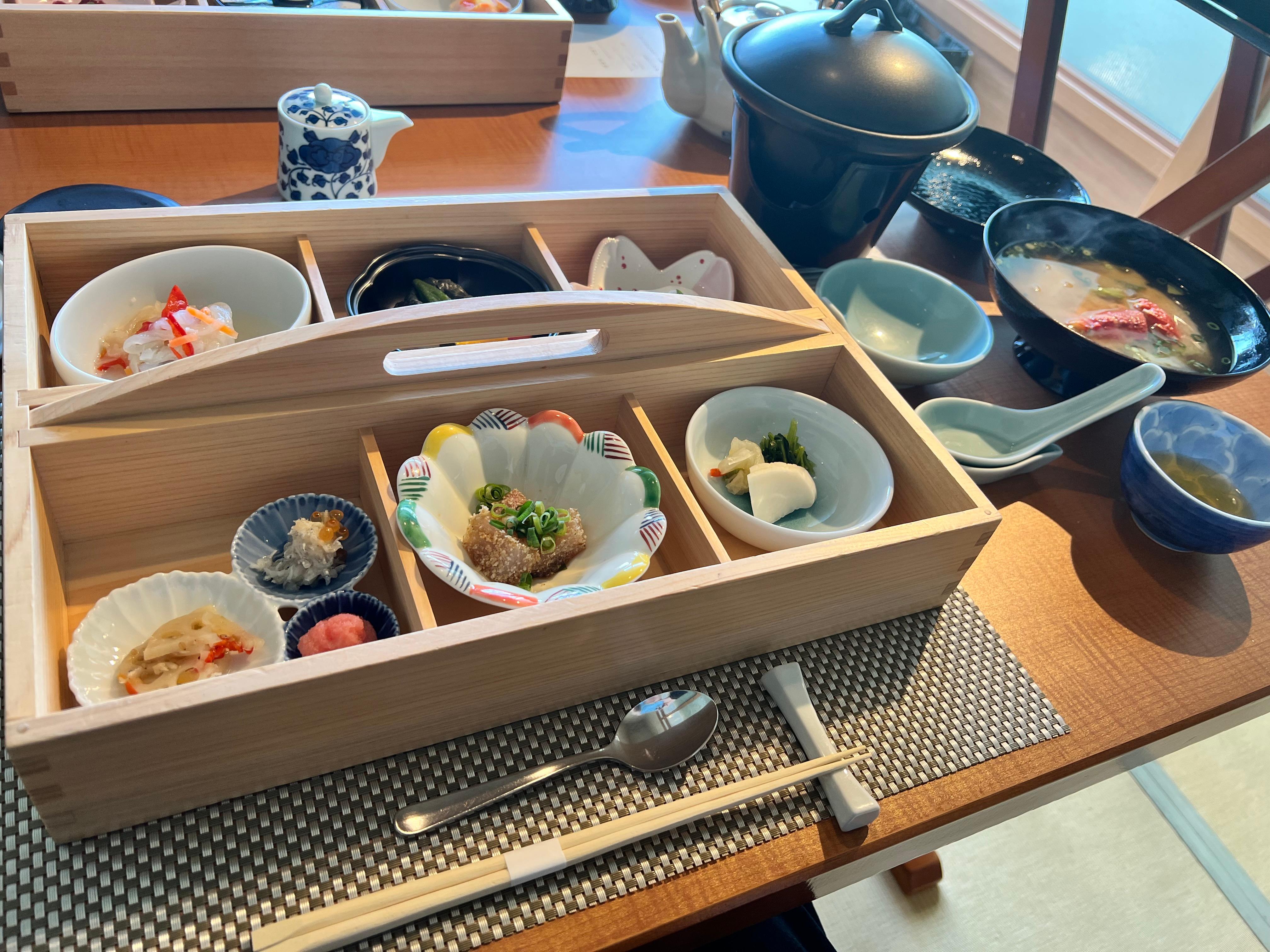 朝食。伊勢海老のお味噌のインパクトもさることながら全体のボリュームもしっかりで満足感が素晴らしい朝食でした！