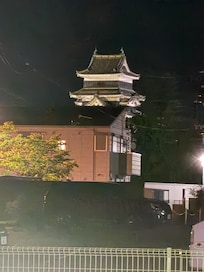 回飯店時,在路上見到的松本城天守夜景(晚上10pm 後會關燈)