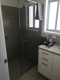 Great shower with all the grooming products supplied