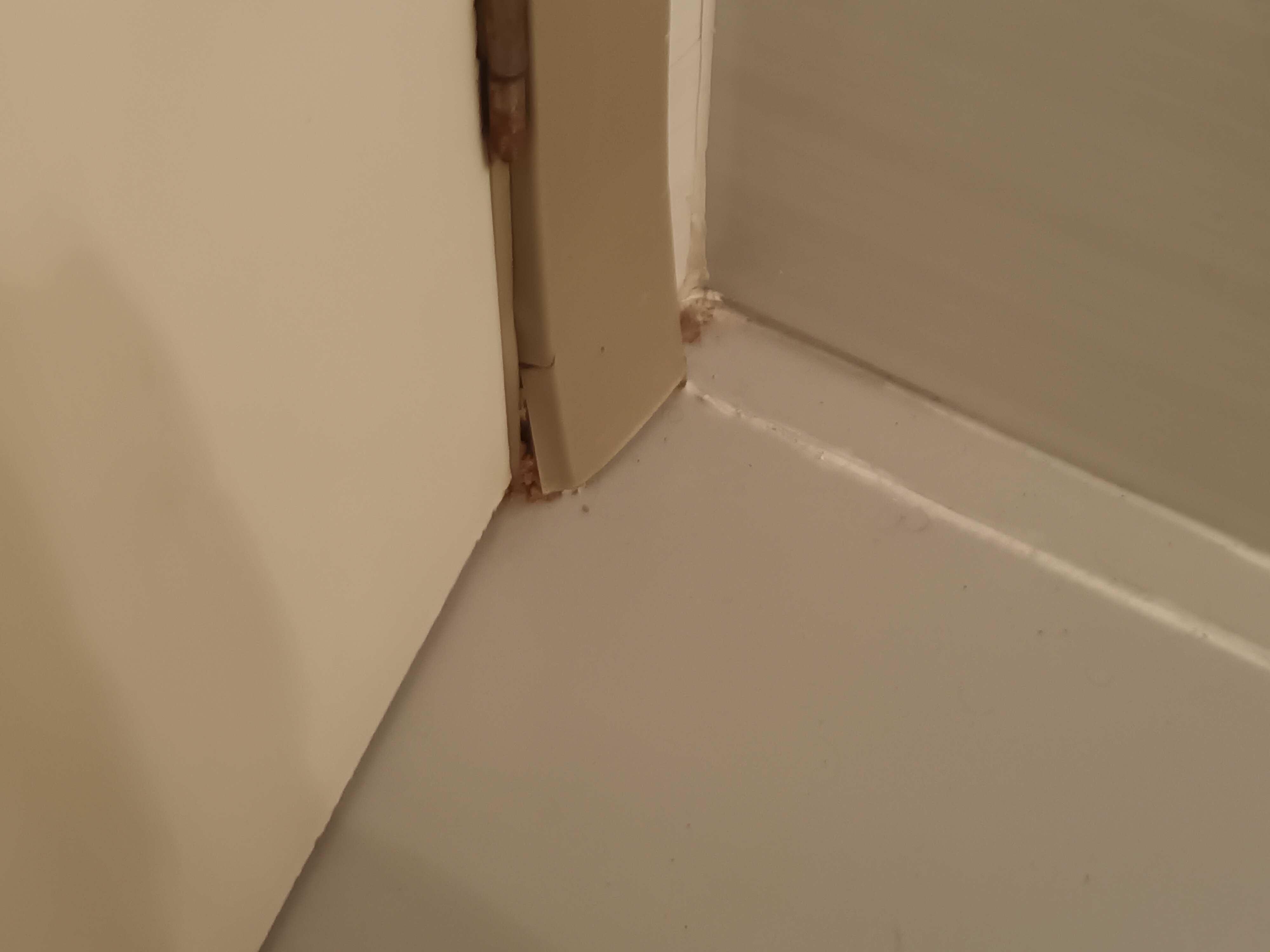 Montants de portes dégradés empêchant la fermeture des portes