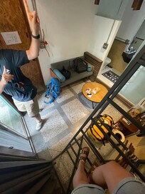 Unterhalb des Bettes und Zugang zum Badezimmer und Balkon