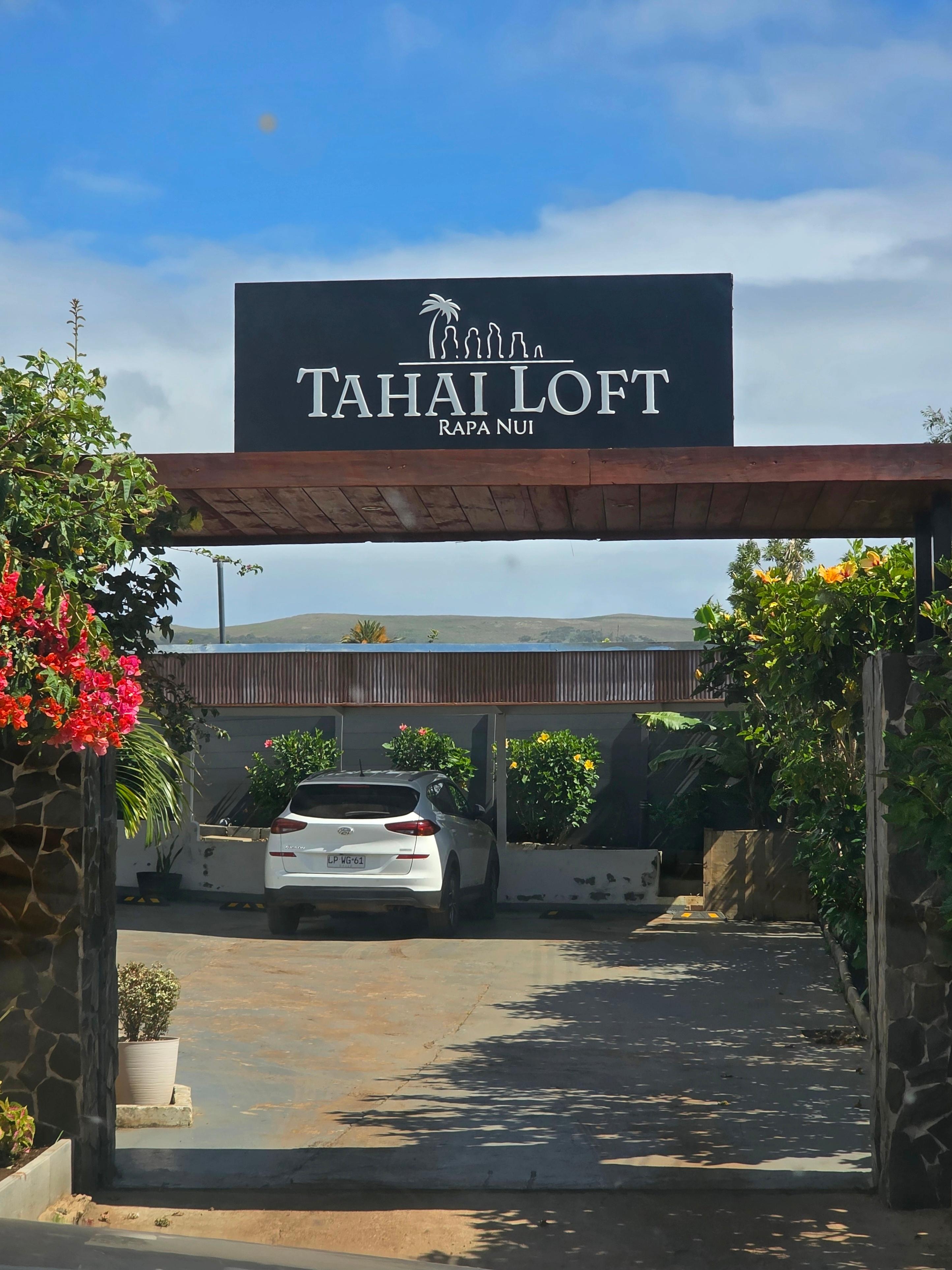 Entrada al hotel, en carro esta a 5 minutos del centro, caminando se pueden hacer unos 30 o 40 minutos lo cual no es problema porque las vistas son increíbles y no se percibe el tiempo recorrido, solo por las noches si se recomienda tomar un taxi