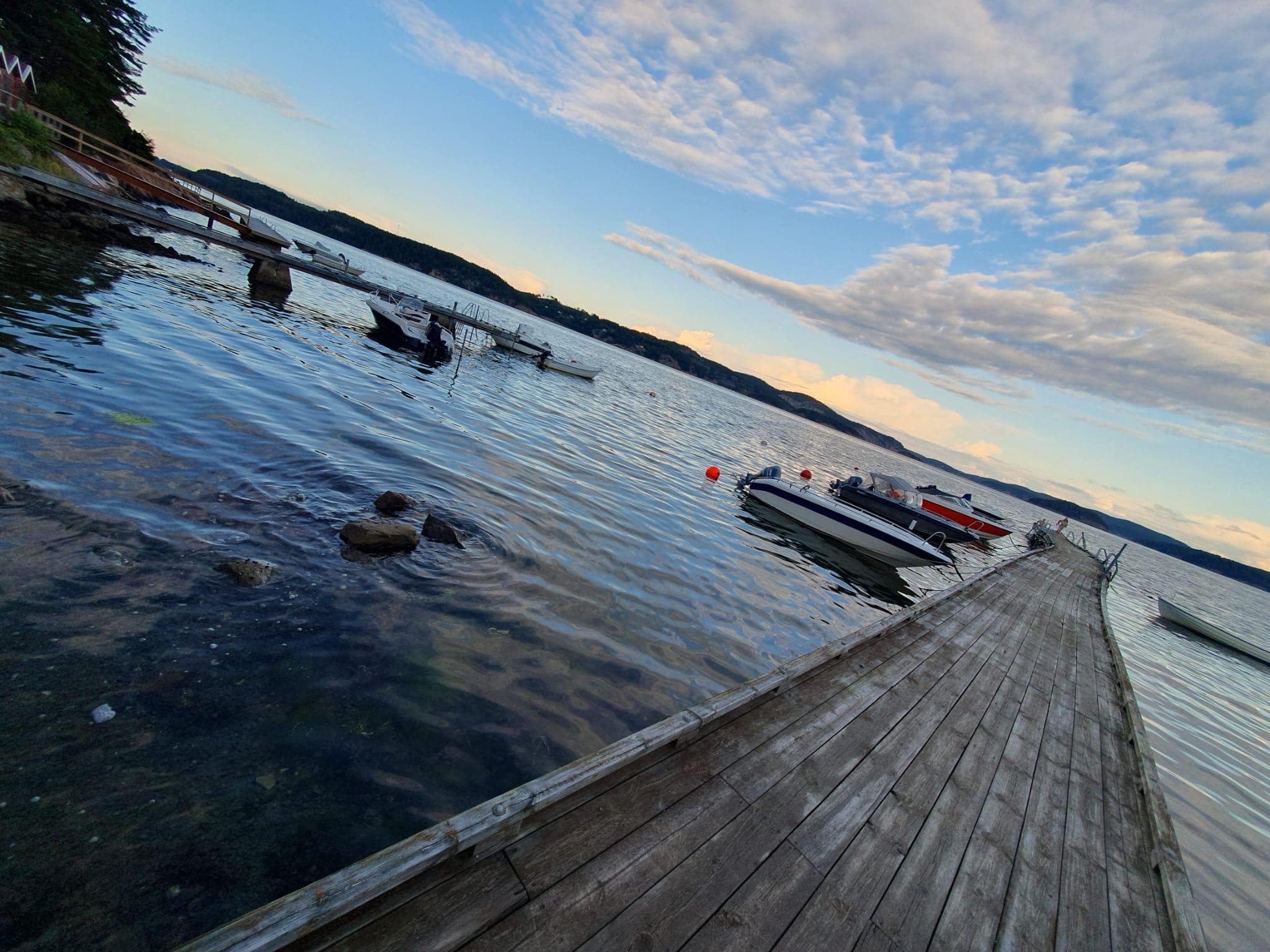 The waterfront in only 5 minutes walking distance. 