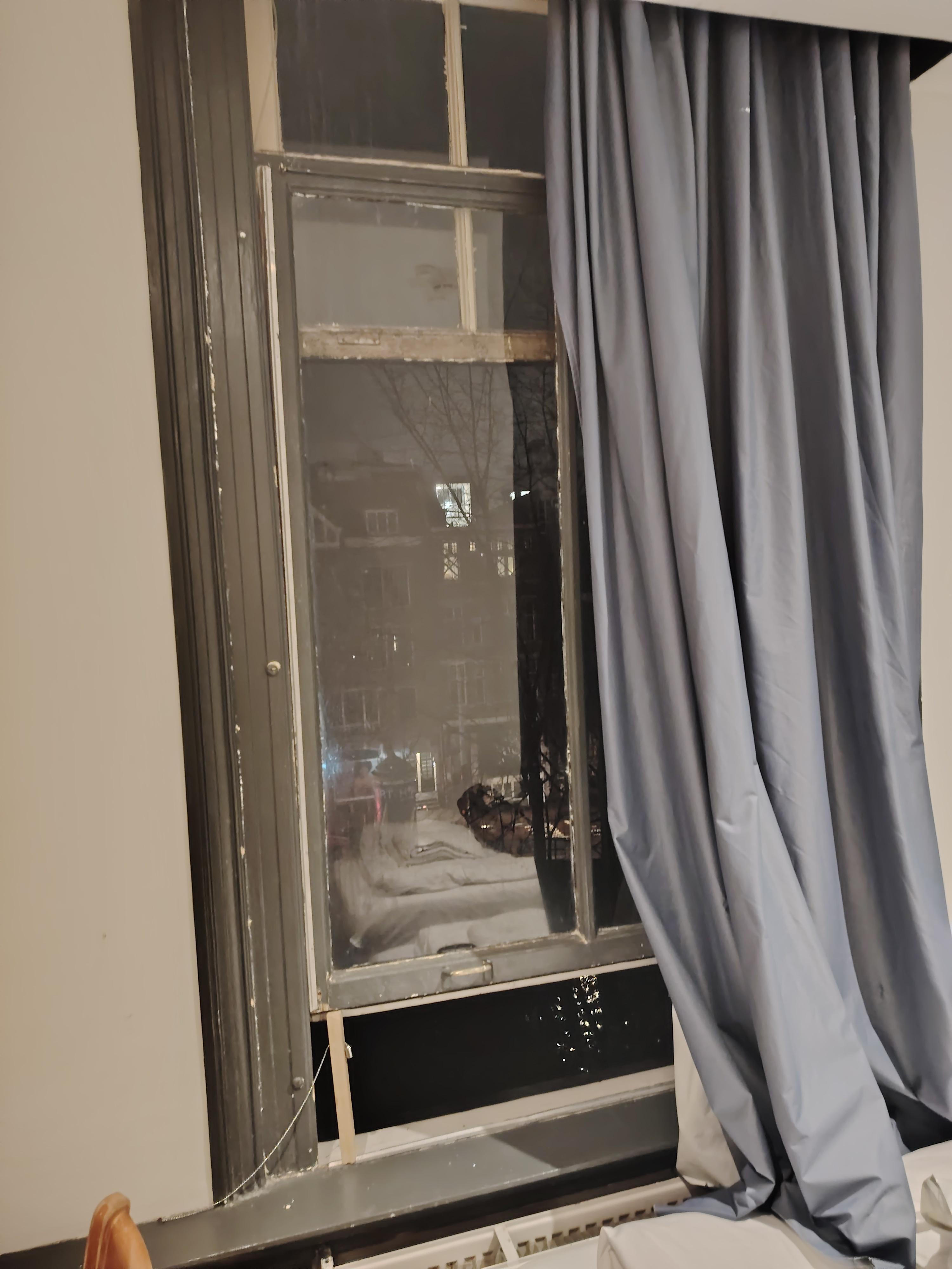 La fenêtre ne ferme pas fait très froid la nuit et aussi il y a trop de bruit 