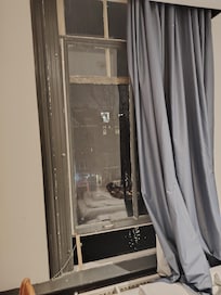 La fenêtre ne ferme pas fait très froid la nuit et aussi il y a trop de bruit