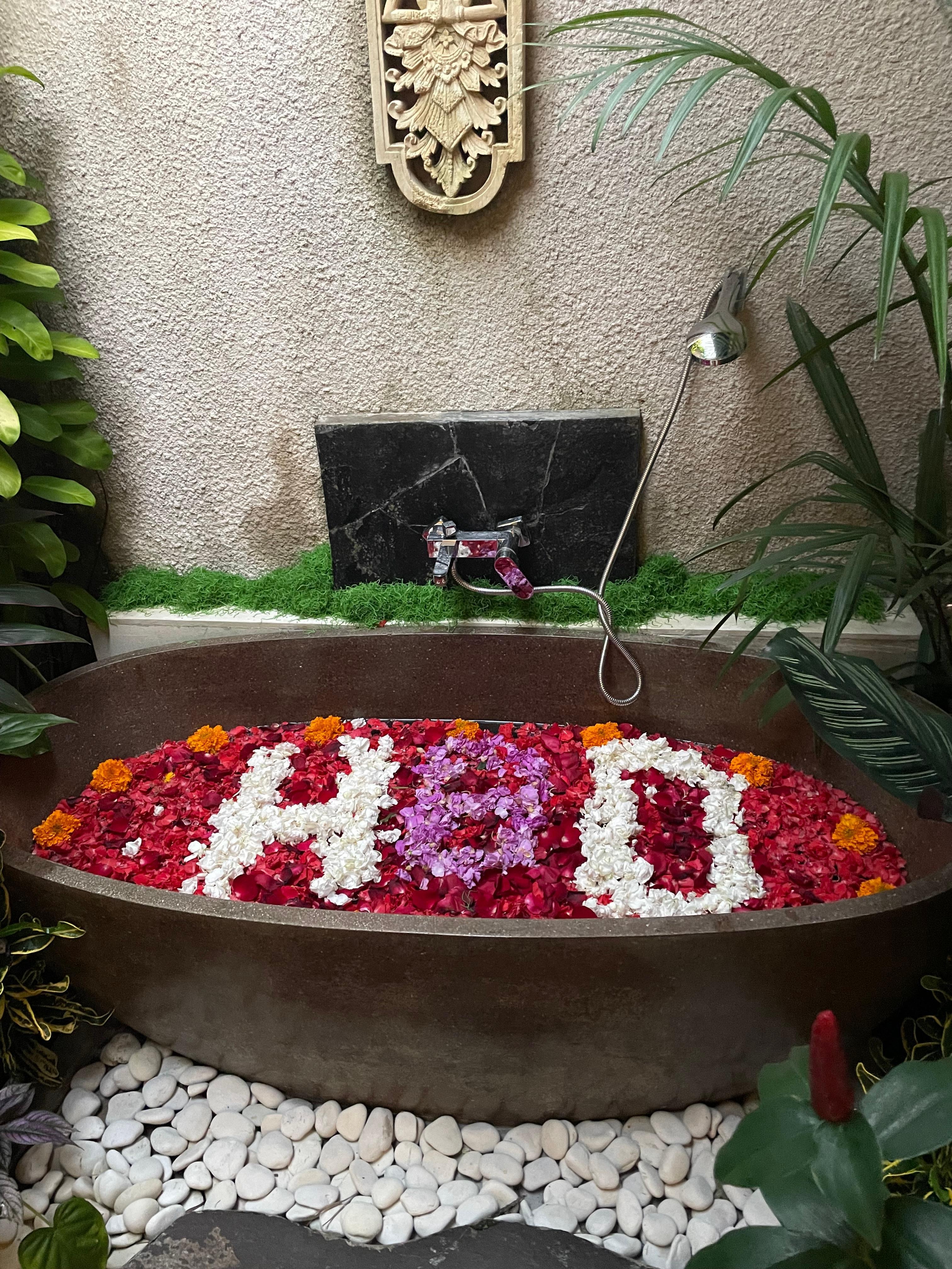 Bathtub decoration for the birthdays 