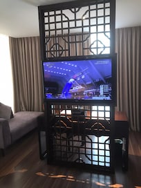 Tv man kunde titta från sängen.