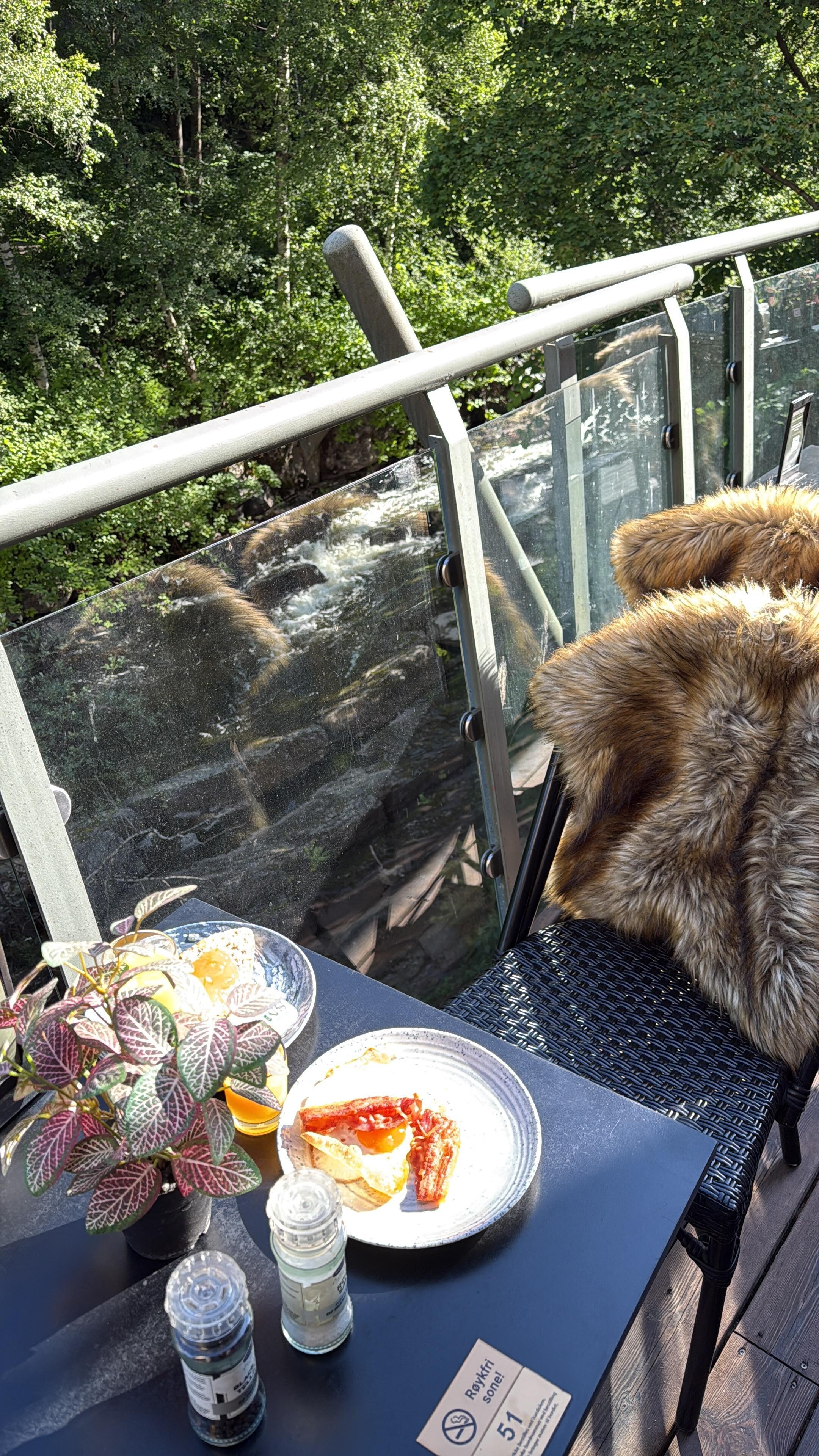 Frokost på balkong over elven.