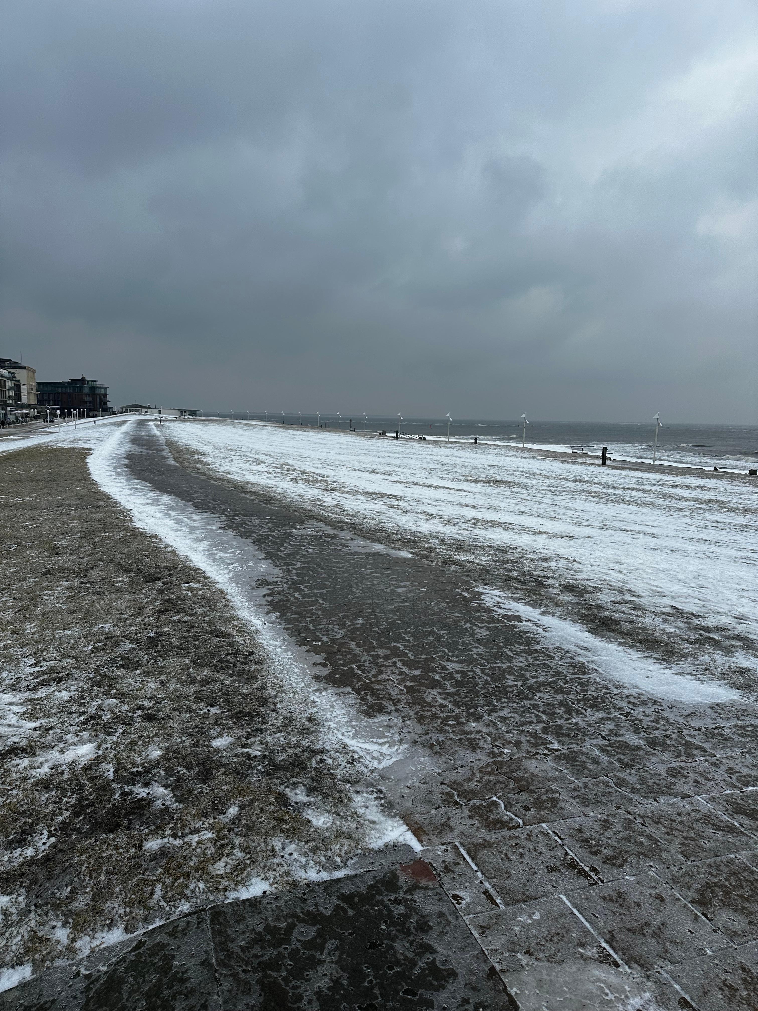 Bei eisigen Temperaturen am Strand 