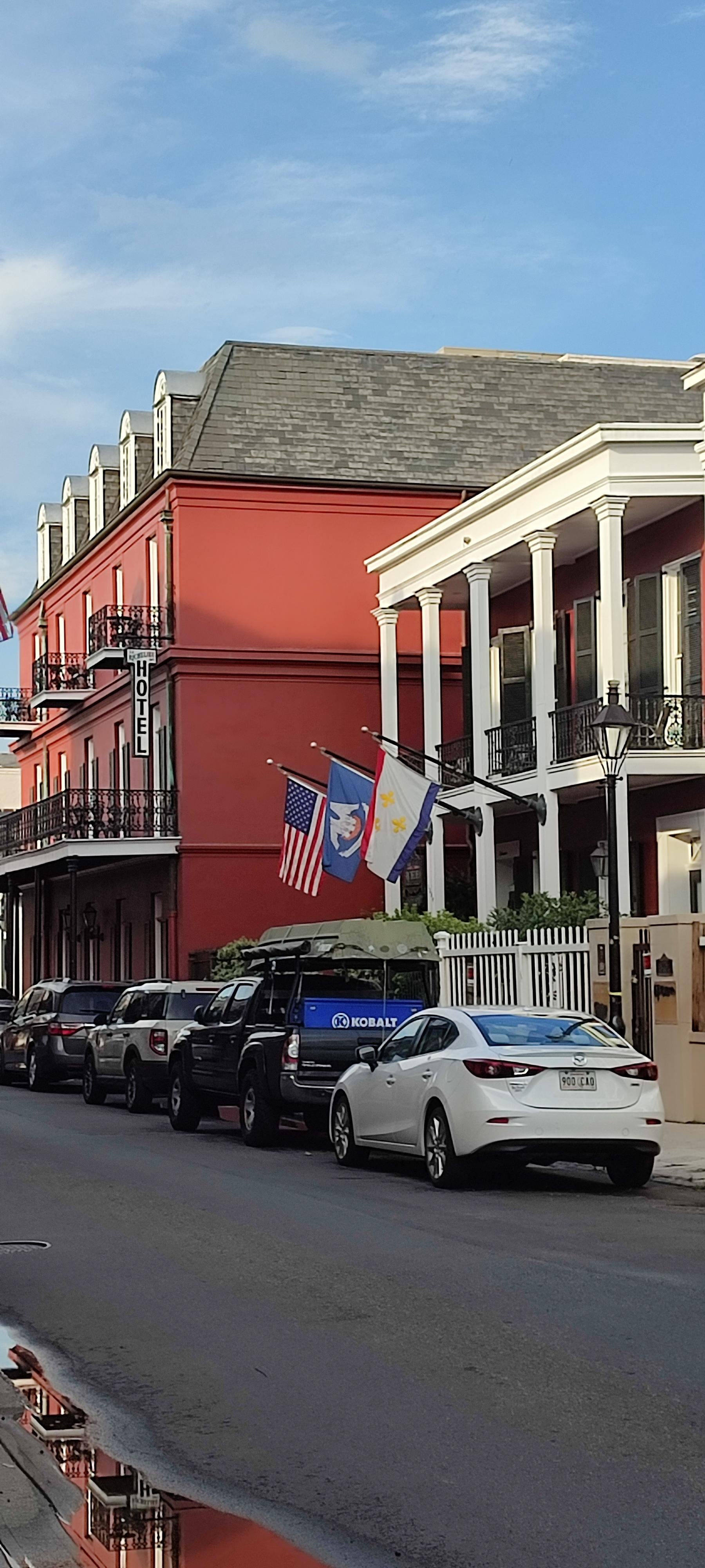 Belle façade extérieure soignée. Petite piscine, mais plaisante pour se rafraîchir et bien arboré 