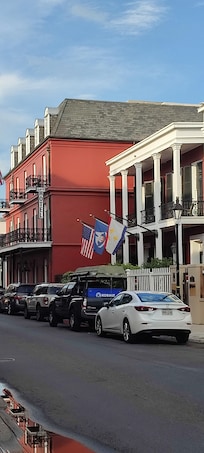 Belle façade extérieure soignée. Petite piscine, mais plaisante pour se rafraîchir et bien arboré