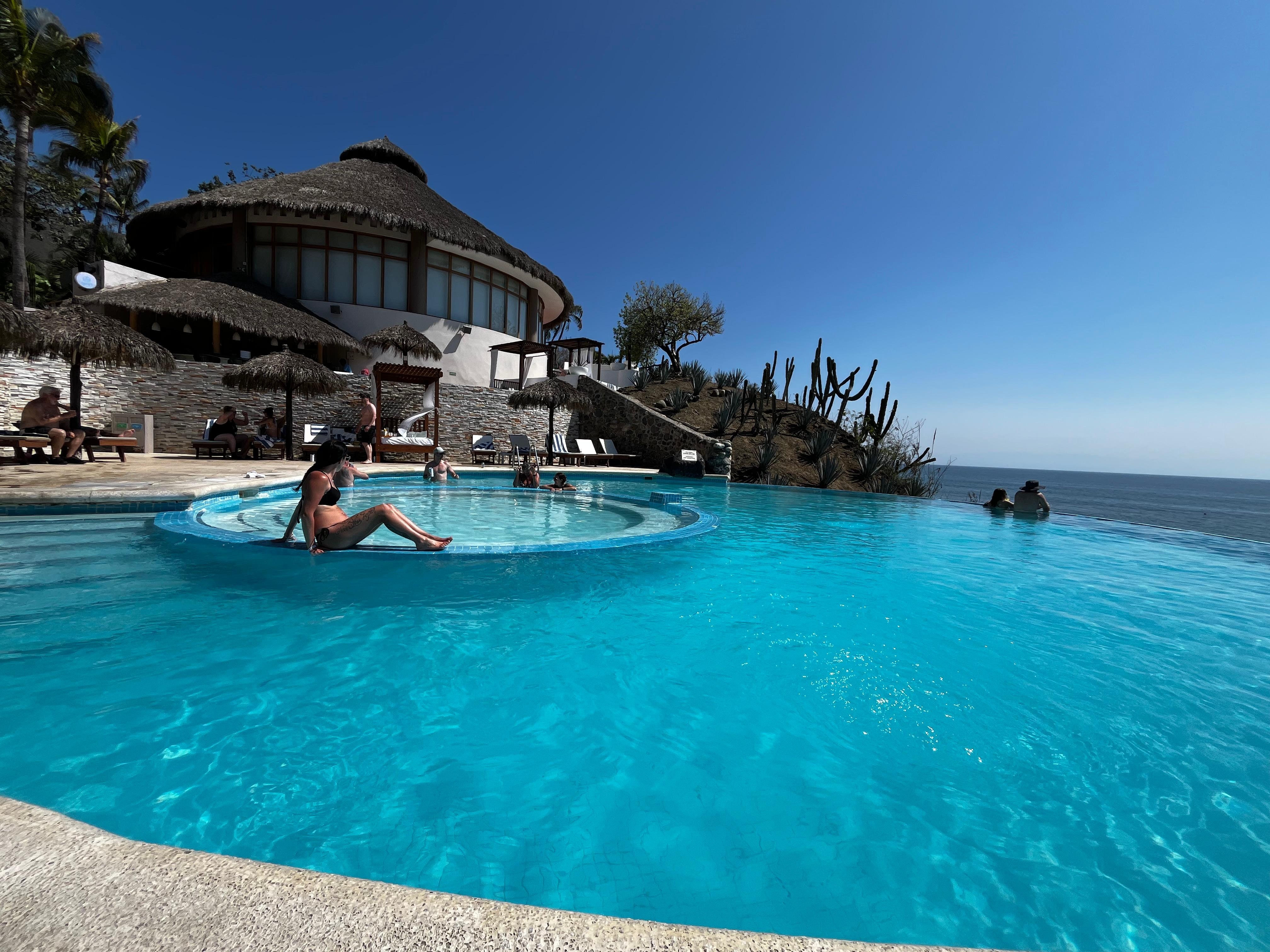 Afternoon at the adults, only infinity pool